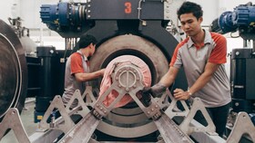 Muncitorii din fabrica grupului Yeh realizează procesul DryDye