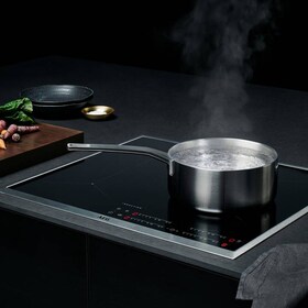 Cratițe pe o plită cu inducție AEG