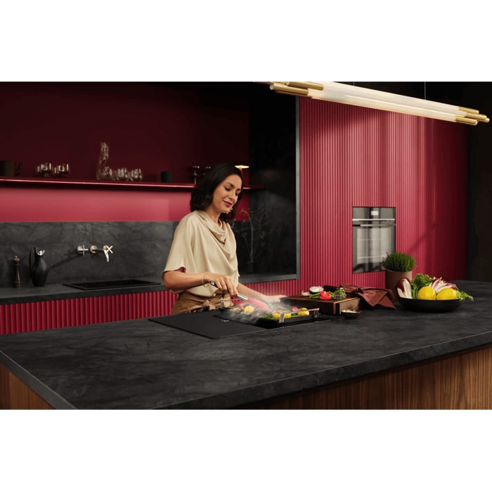 Integrated extractor maximises kitchen planning freedom.
