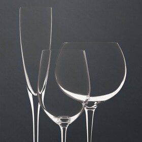 O mașină de spălat vase ProClean deschisă într-o bucătărie stilată