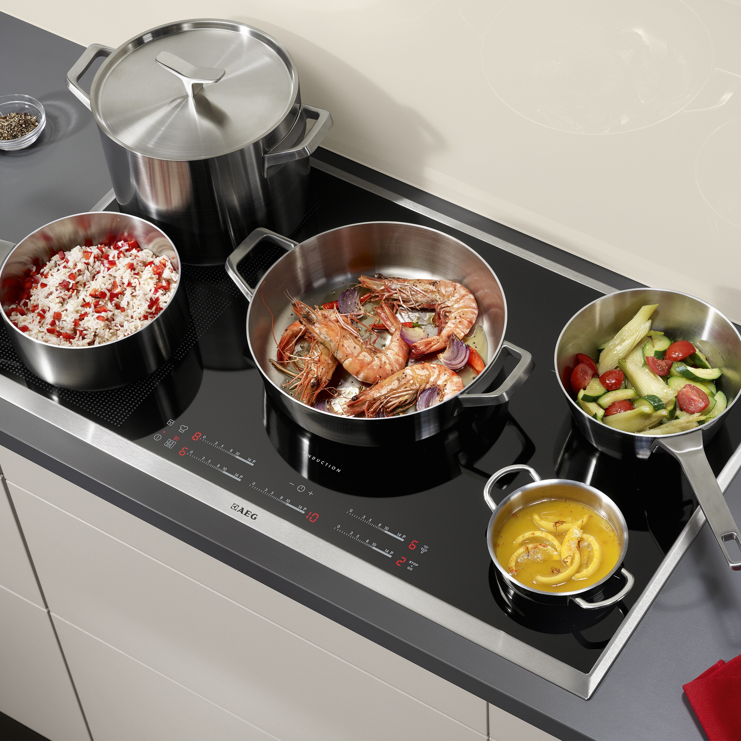 O plită cu inducție Electrolux este folosită pentru a găti diferite mâncăruri