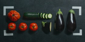 O selecție de legume, cum ar fi vinete
