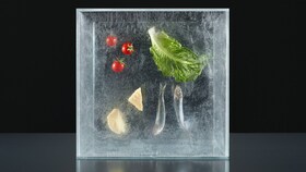 O selecție de alimente care trebuie răcite, cum ar fi salata și peștele