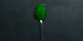 O lingură cu jeleu verde