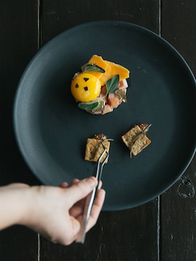 O farfurie cu mâncare gourmet prezentată perfect