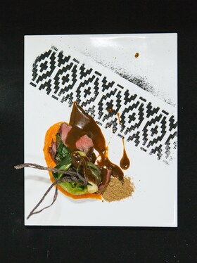 O farfurie cu mâncare gourmet prezentată perfect