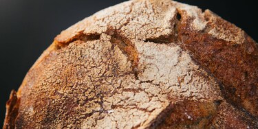 Crusta aurie a unei franzele de pâine coaptă la abur