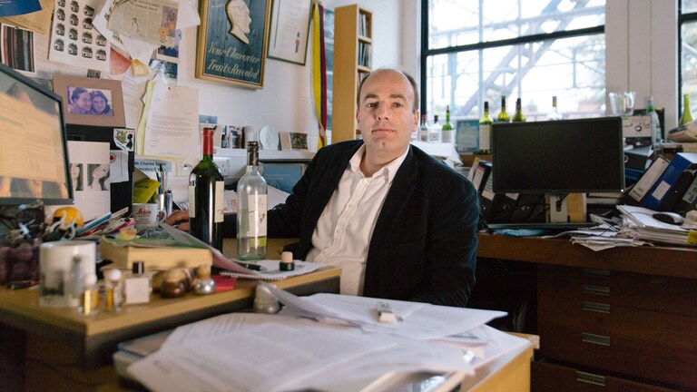 Charles Spence în biroul său de la universitate