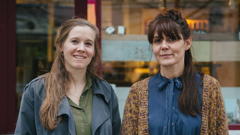 Doamne de la Culinary Misfits stând una lângă cealaltă