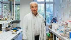 Hervé This stând mândru în laboratorul său