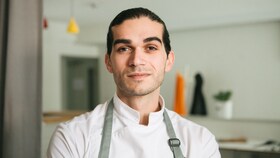 Jozef Youssef stând în bucătăria restaurantului său
