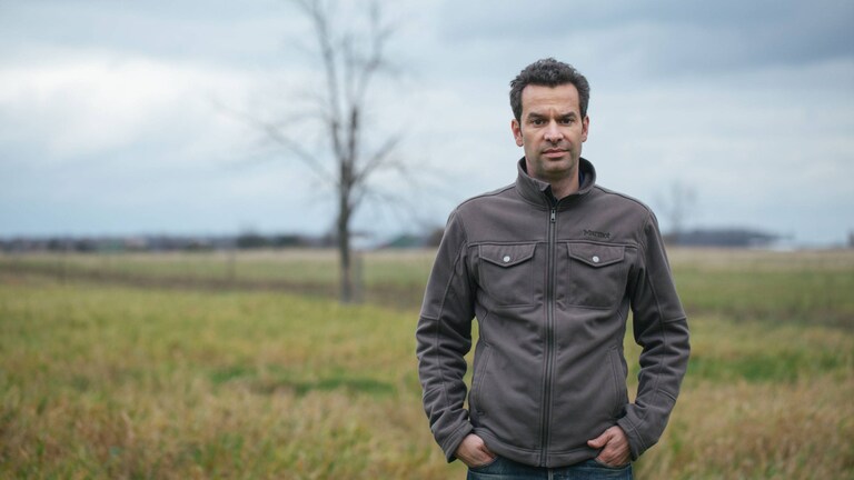 Mark Schatzker pe un câmp cu iarbă