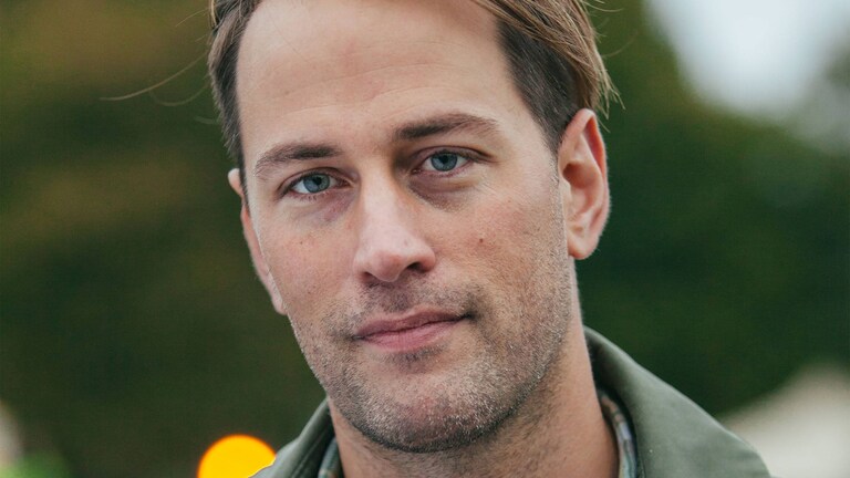 Tristram Stuart zâmbind la cameră