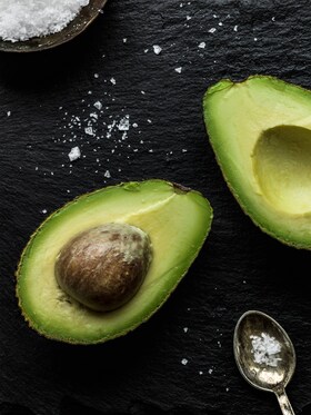 Două jumătăți de avocado