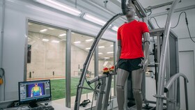 Laboratorul adidas pentru haine inteligente cu un manechin