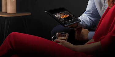 cuplu cu telefon in mana