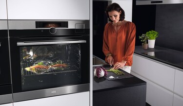 femeie gatind intr-o bucatarie cu electrocasnice AEG